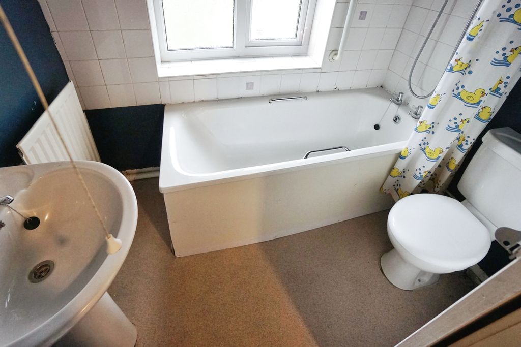 Property photo 3 of 11 Bathroom