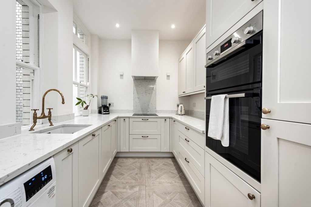 Property photo 3 of 9 Kitchen