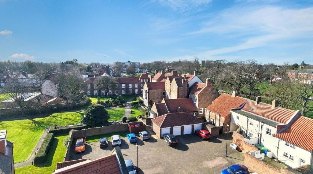 Property photo 2 of 27