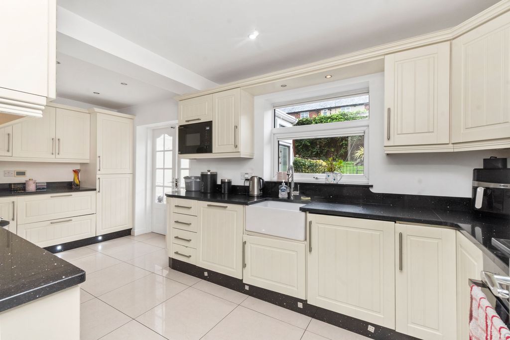 Property photo 3 of 32