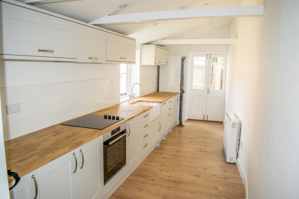 Property photo 2 of 7 Kitchen