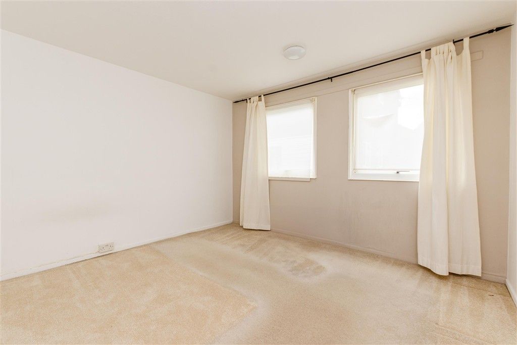 Property photo 1 of 6 Bedroom