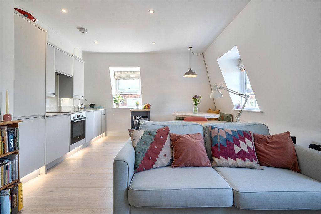 1 bed flat for saleStation Road, Bourne End SL8 photo 5