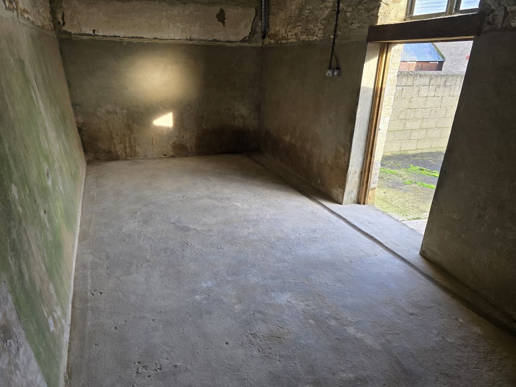 Property photo 2 of 4 F12A Inside 1