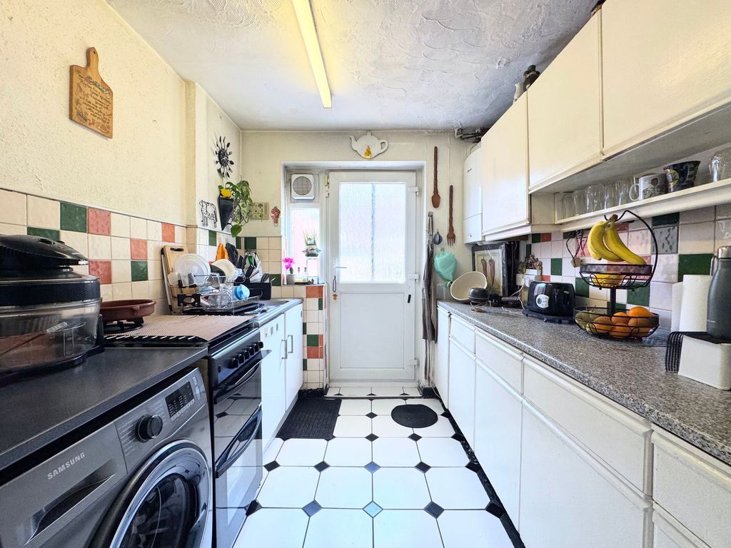 Property photo 3 of 17 Kitchen