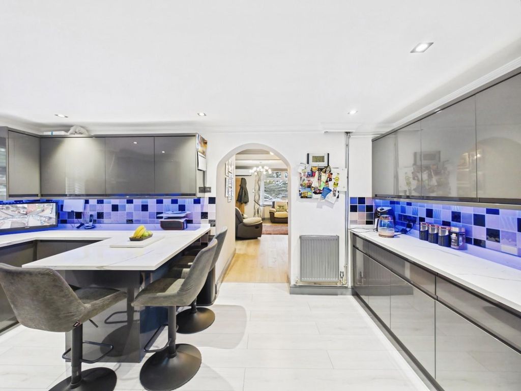Property photo 3 of 15 Kitchen