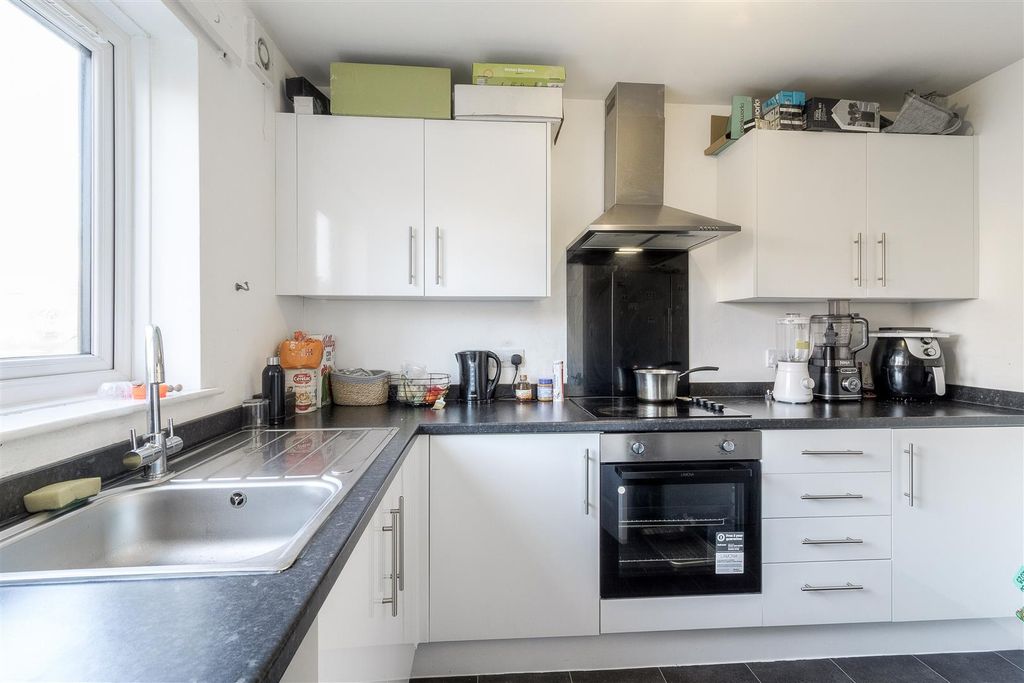 Property photo 3 of 9 Kitchen