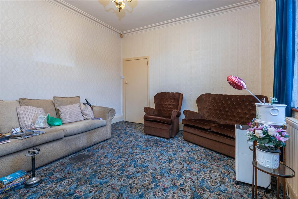 Property photo 3 of 15 Lounge