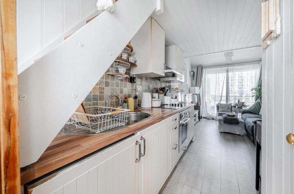 Property photo 3 of 14 1492658-13-6A560d...