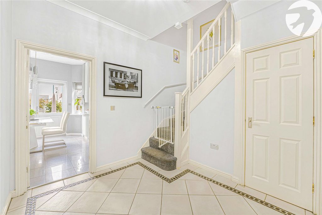 Property photo 2 of 37 Entrance Hall