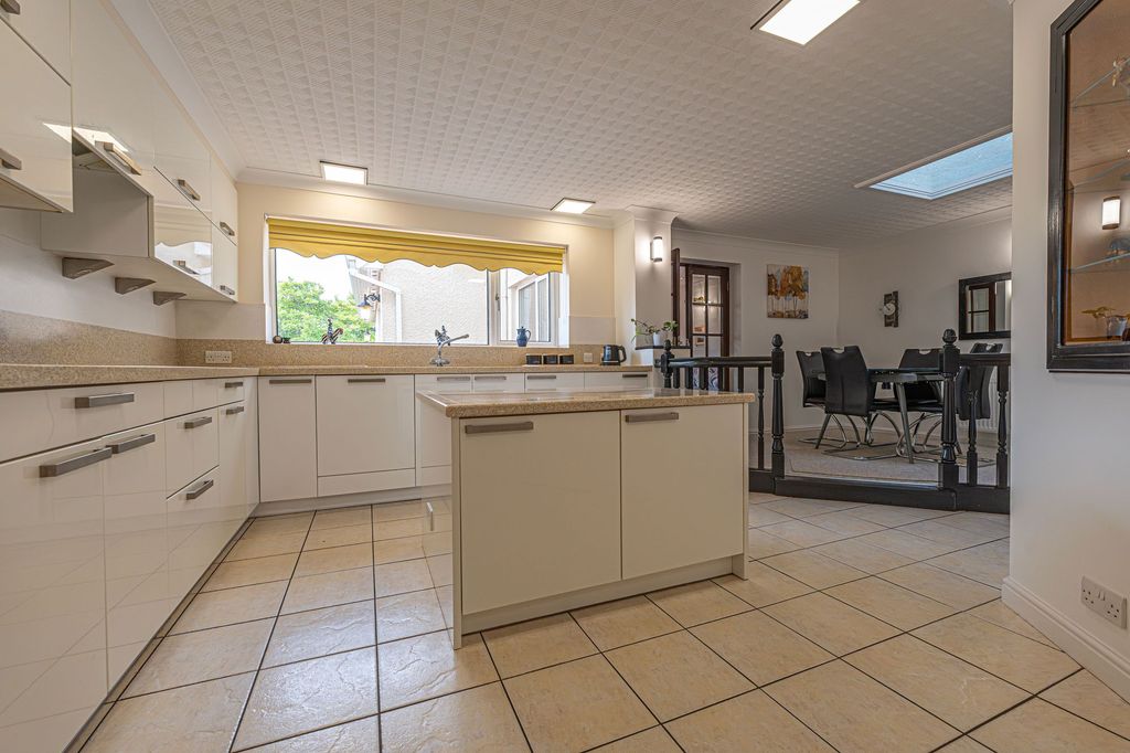 Property photo 2 of 64