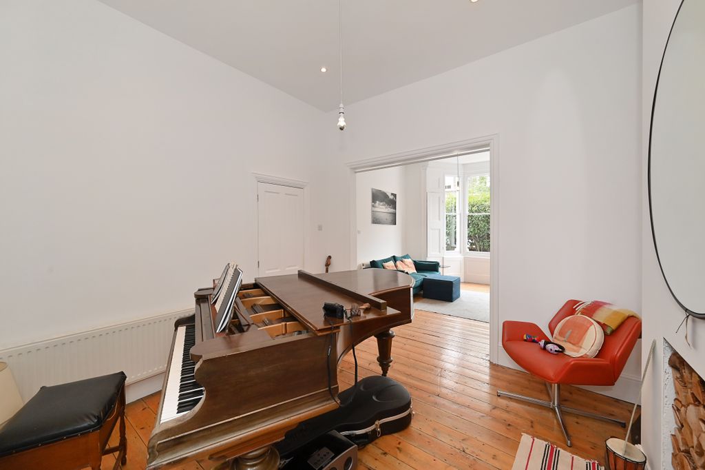 Property photo 2 of 16 37-Lauriston-Road (4)