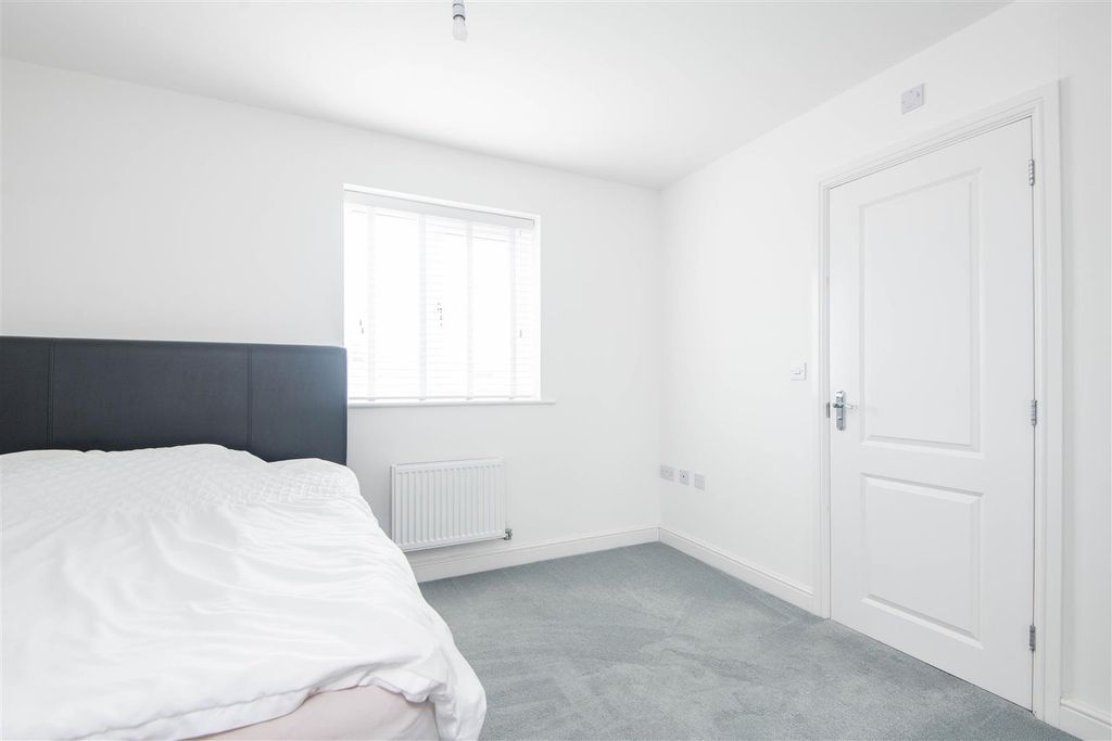 Property photo 3 of 18 Master Bedroom