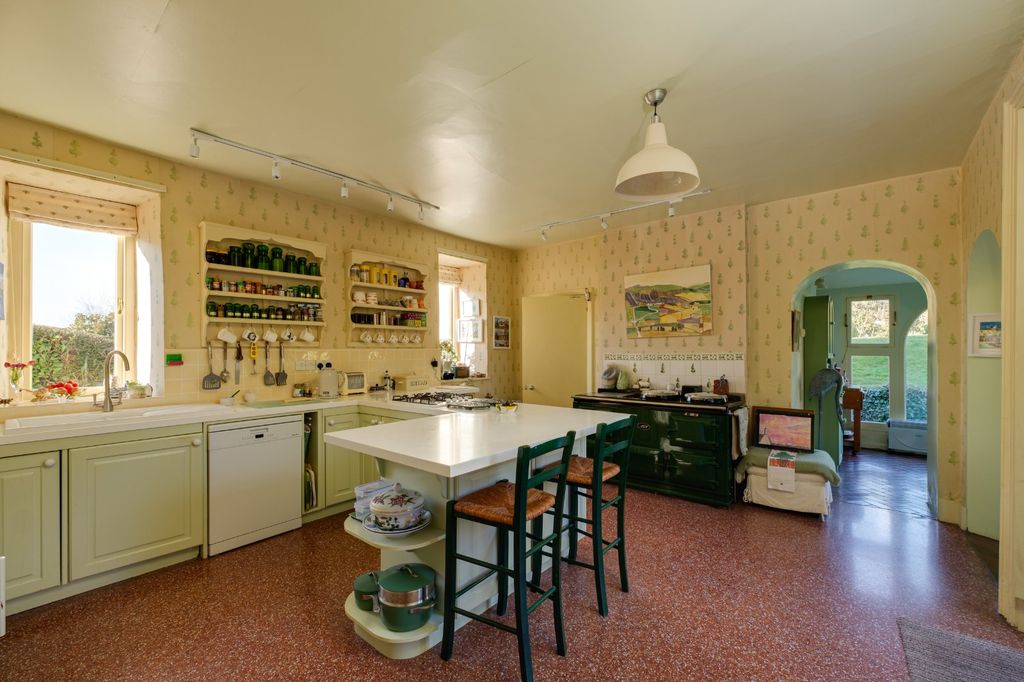 Property photo 3 of 19 Kitchen