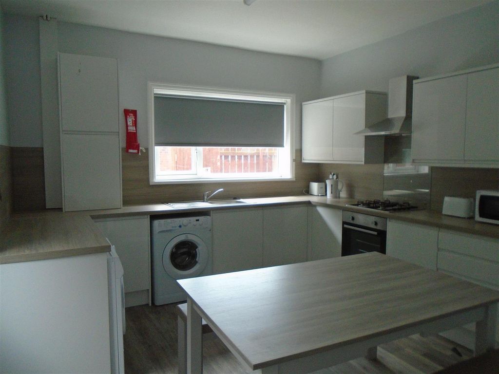 Property photo 2 of 13 Kitchen (2).Jpg