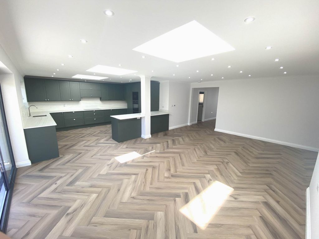 Property photo 2 of 28