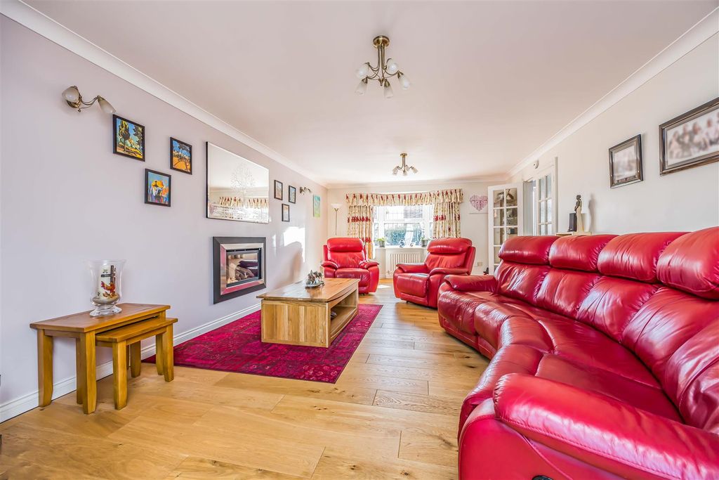 Property photo 3 of 25 8 Topaz Grove, Waterlooville-Small-Porticomarketin