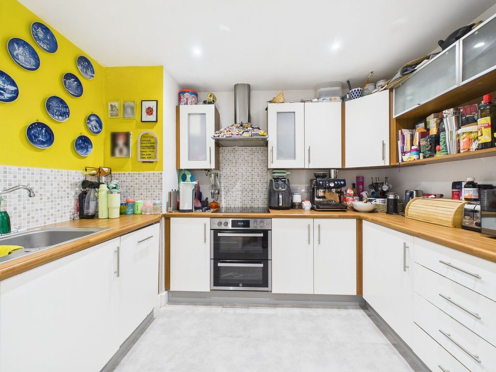 Property photo 3 of 14 Kitchen