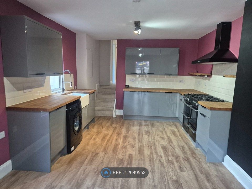 Property photo 3 of 8 Kitchen