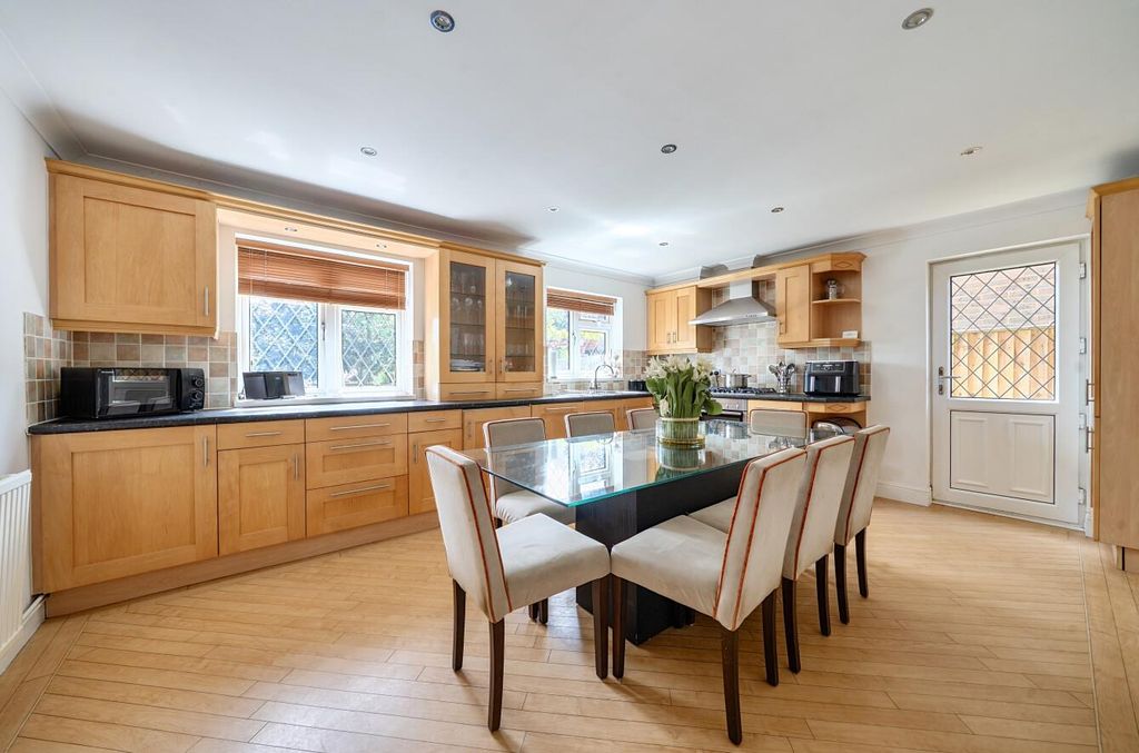 Property photo 3 of 18 Guildford Drive 4 (2).Jpg