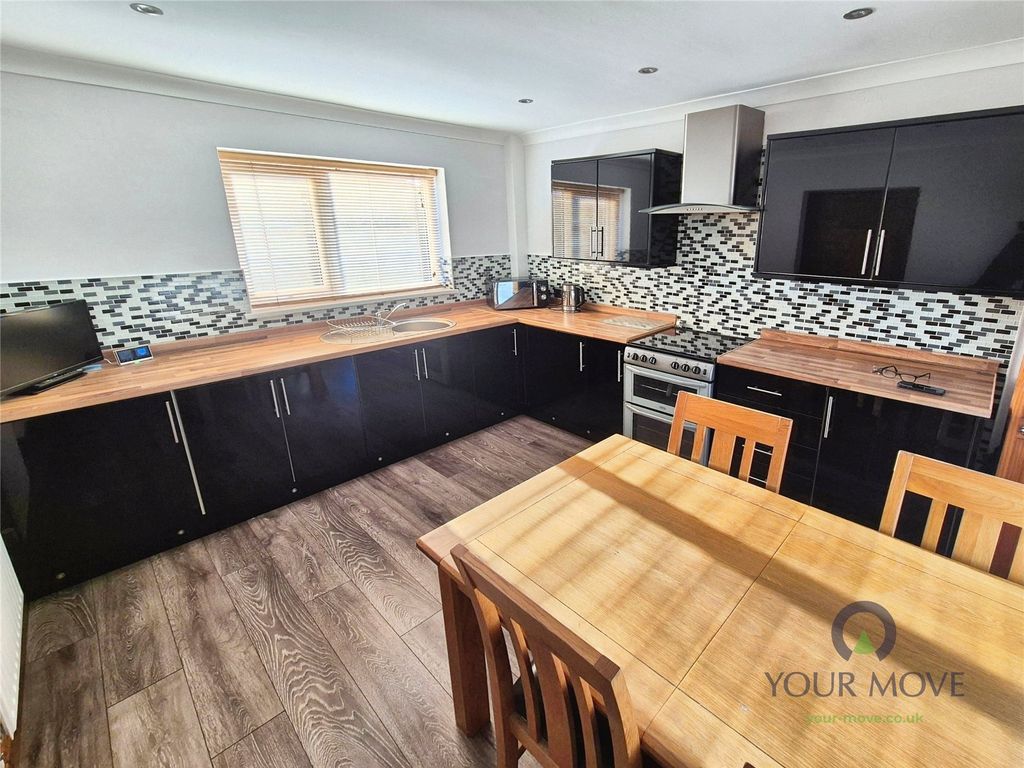 Property photo 3 of 12 Kitchen