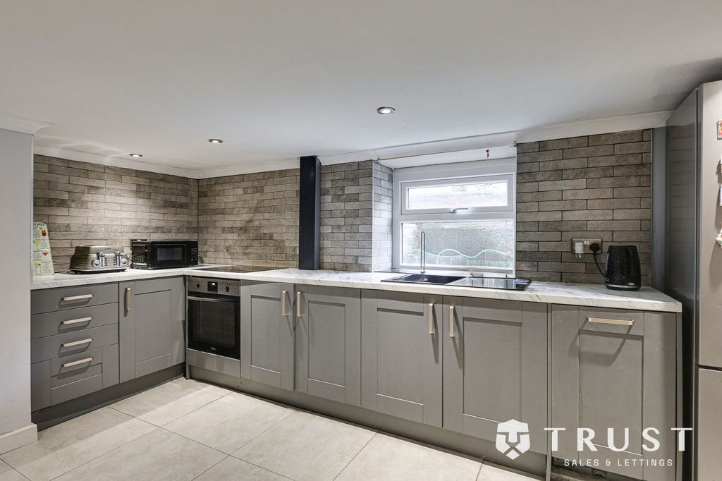 Property photo 3 of 32