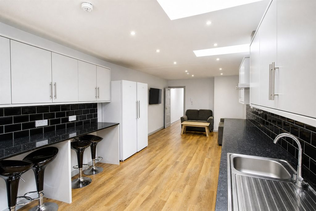 Property photo 3 of 14 Approach