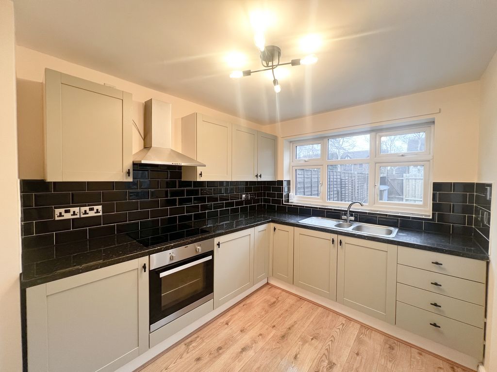 Property photo 3 of 11 Kitchen