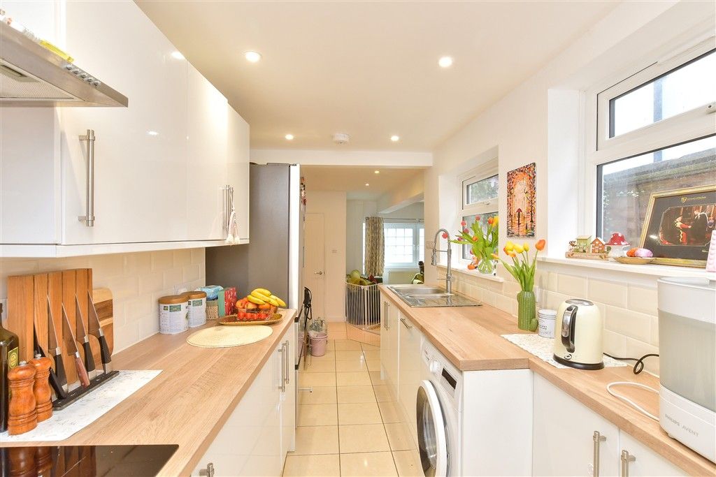 Property photo 1 of 10 Kitchen