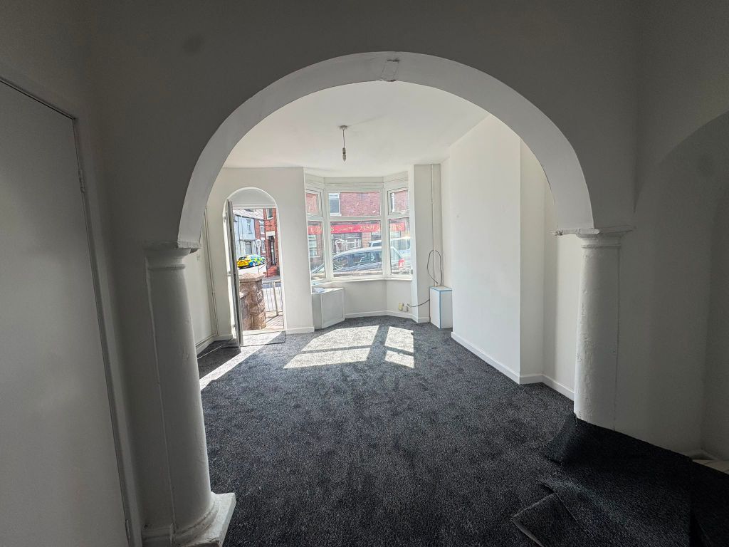 Property photo 2 of 10 Bright Bay-Fronted Living Room