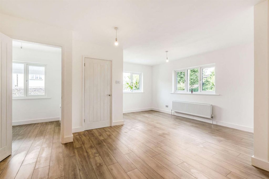 Property photo 3 of 18 8508968-Interior02-800.Jpg