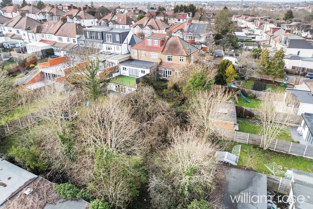 Property photo 3 of 13 Hillingtongardens_20.Jpg