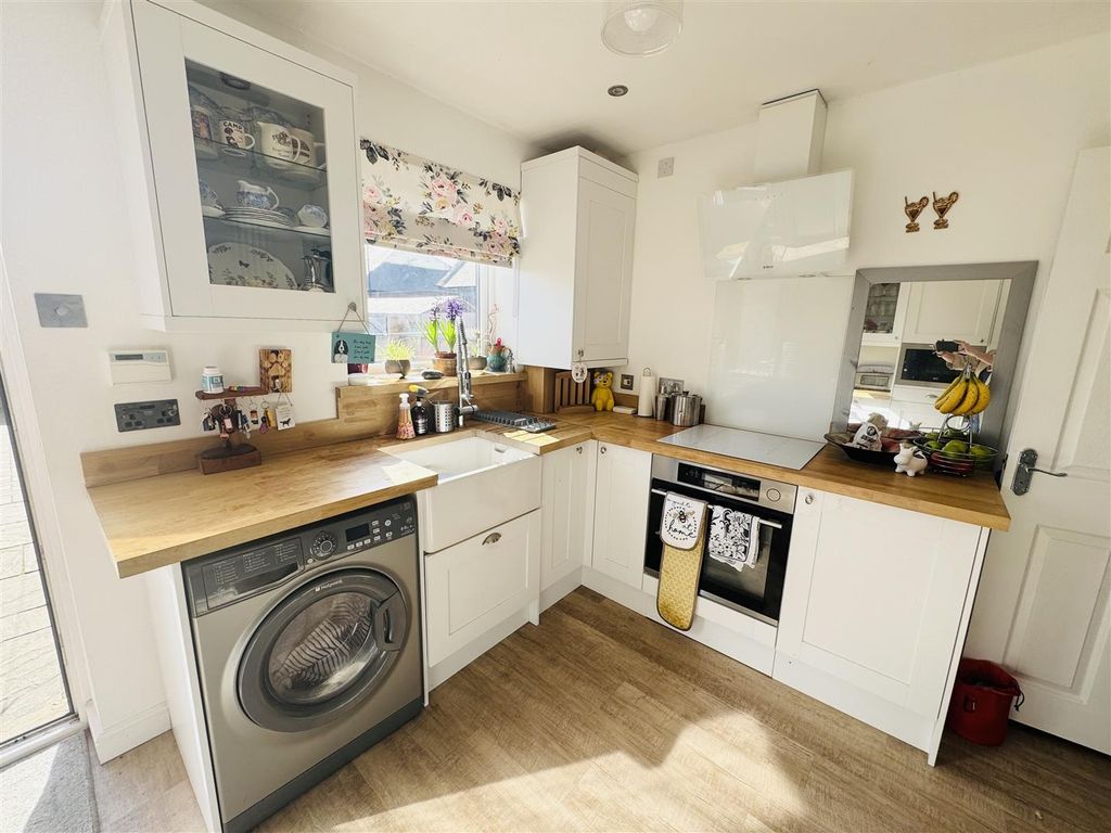 Property photo 3 of 10 Kitchen