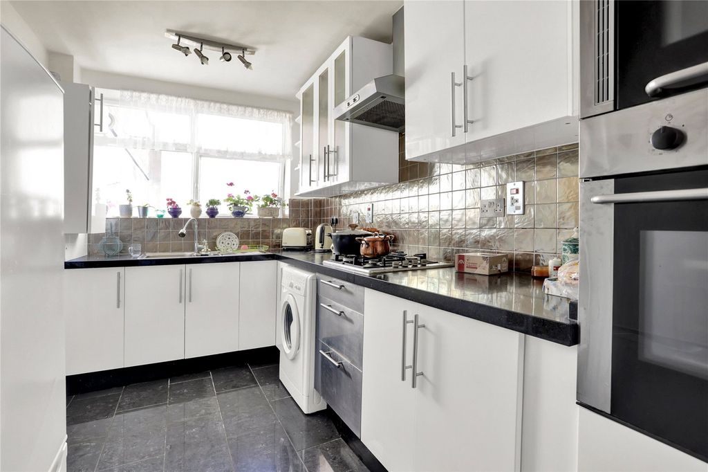 Property photo 2 of 9 Kitchen