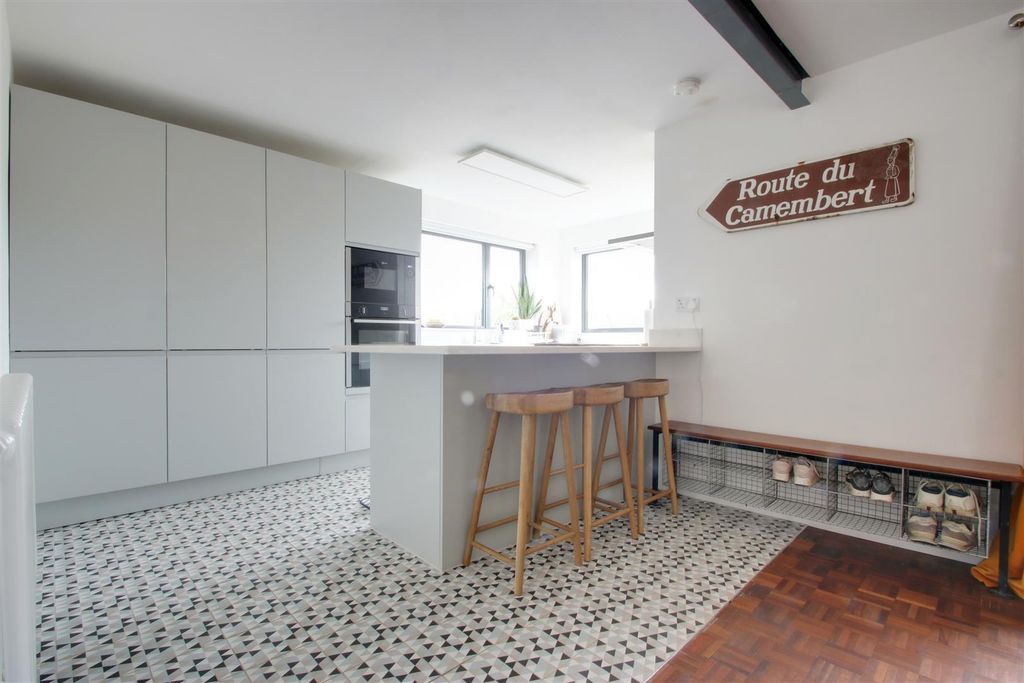 Property photo 2 of 18 Jdg_Gnhw_0Qloescnugu9G.Jpg