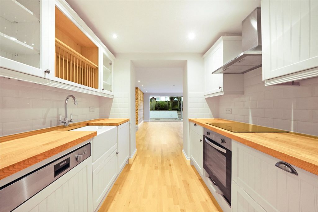 Property photo 2 of 18 Picture No. 13