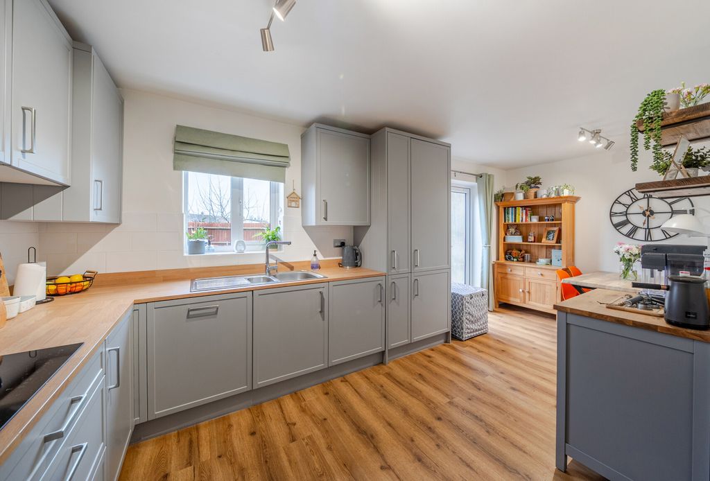 Property photo 3 of 15 1404863-2-6978998...