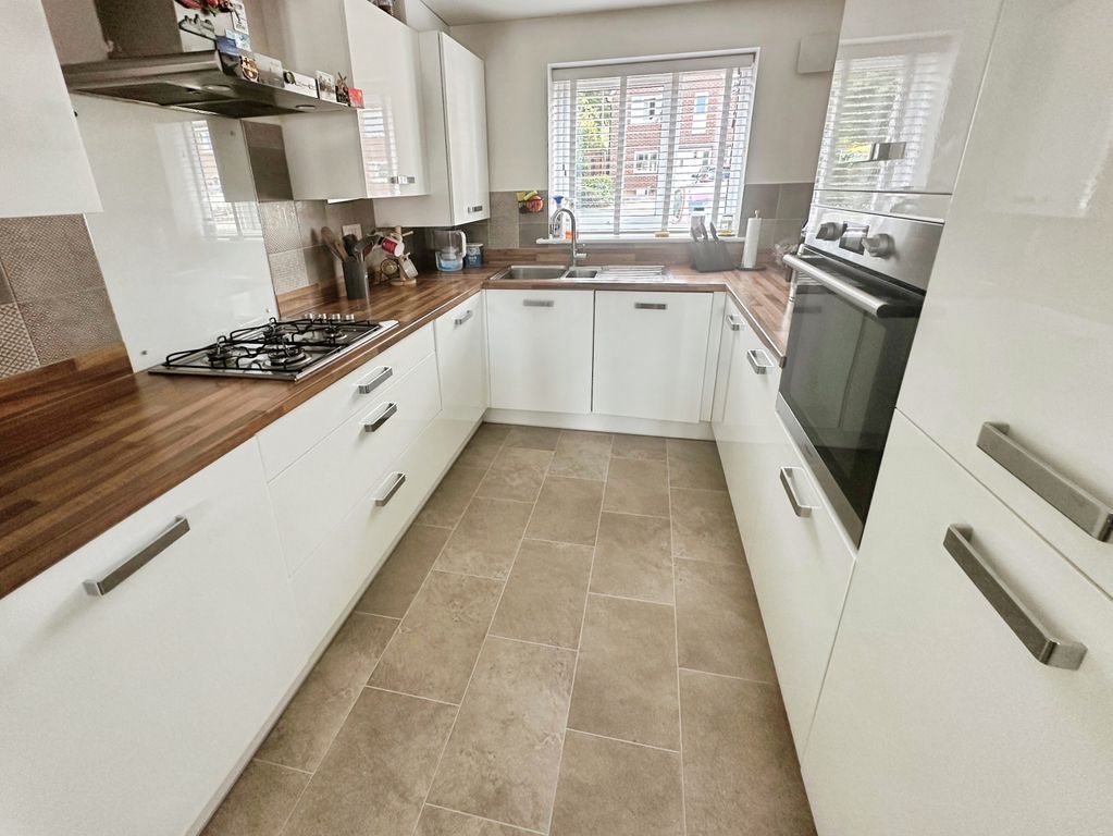 Property photo 2 of 9 Kitchen