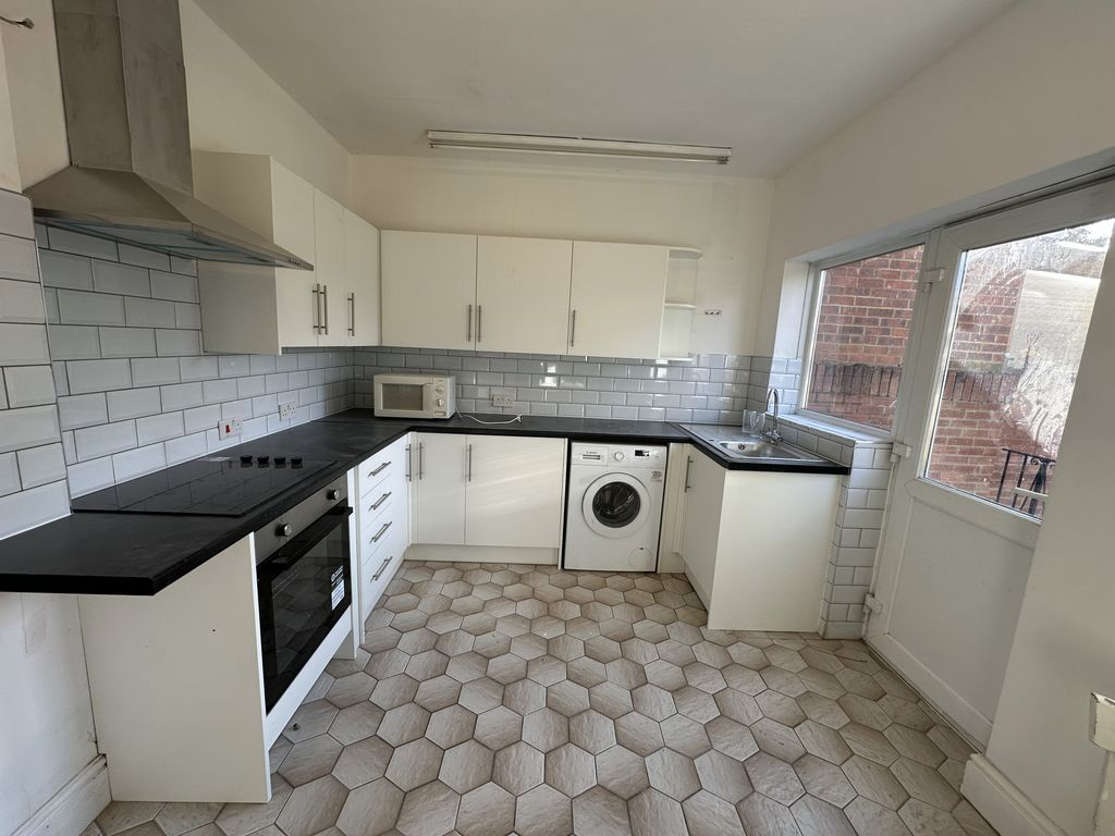 Property photo 3 of 8 Kitchen