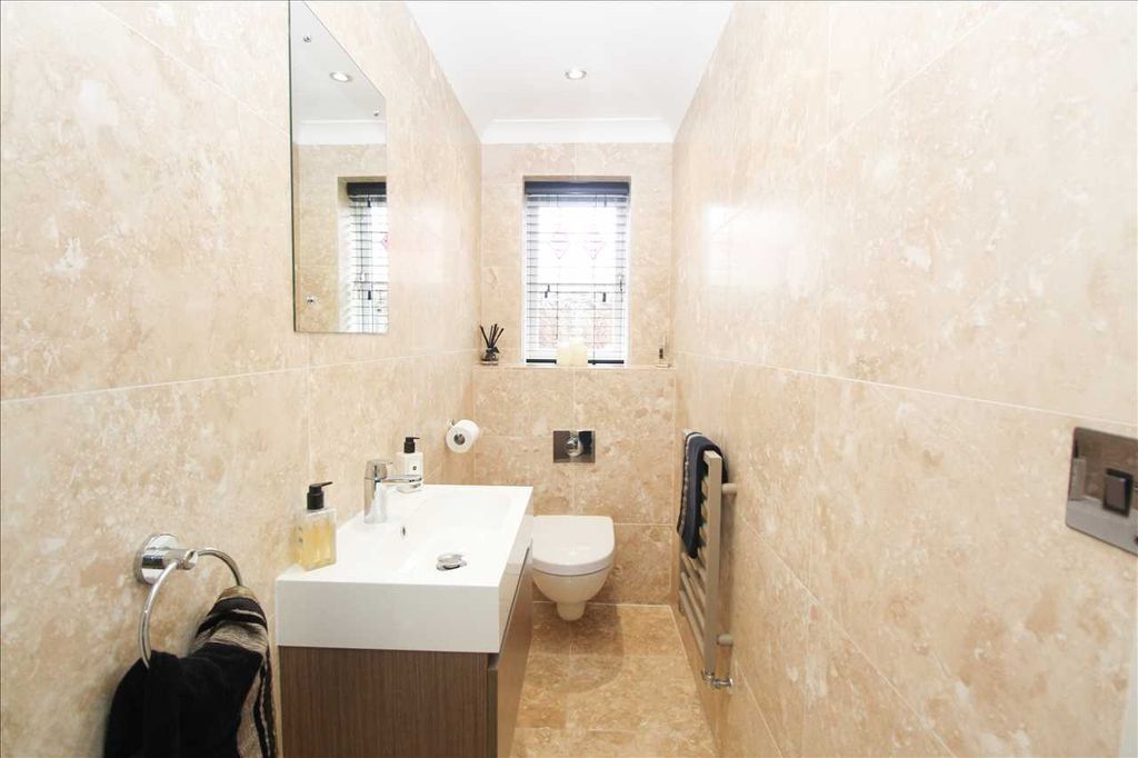 Property photo 3 of 23 Cloakroom