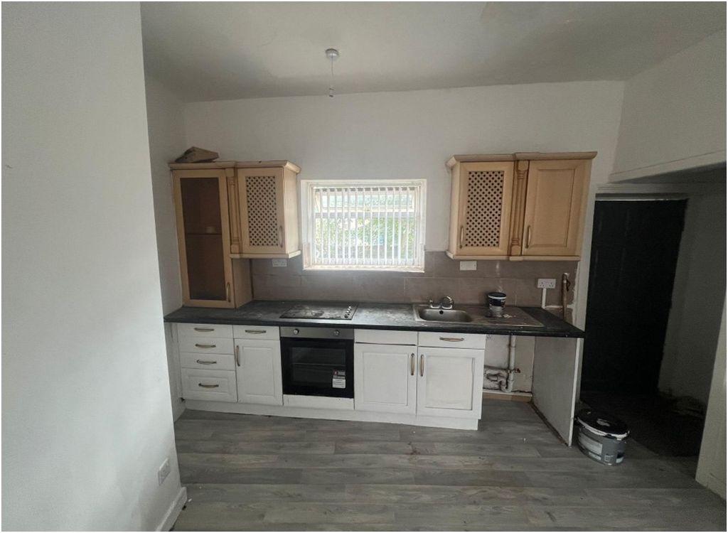 Property photo 2 of 7 Kitchen-Lounge