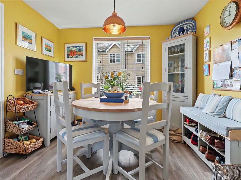 Property photo 3 of 17 Dining Area