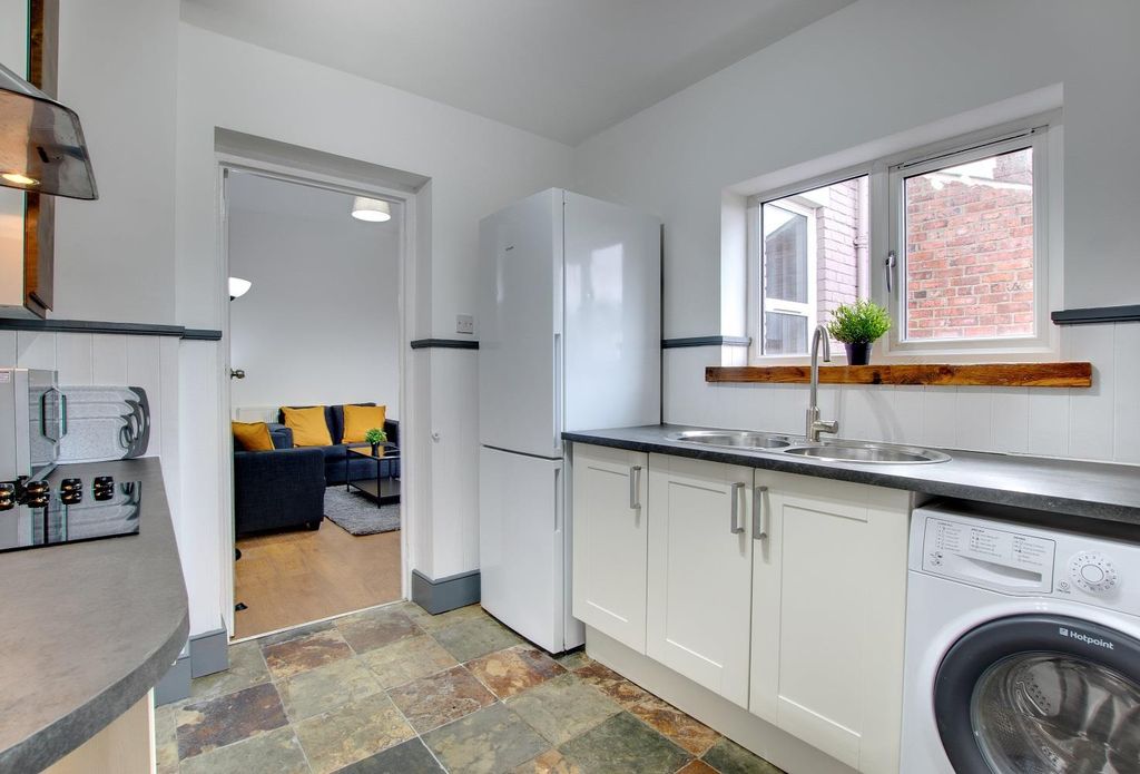 Property photo 1 of 14 33 Grantham - Kitchen 2.Jpg