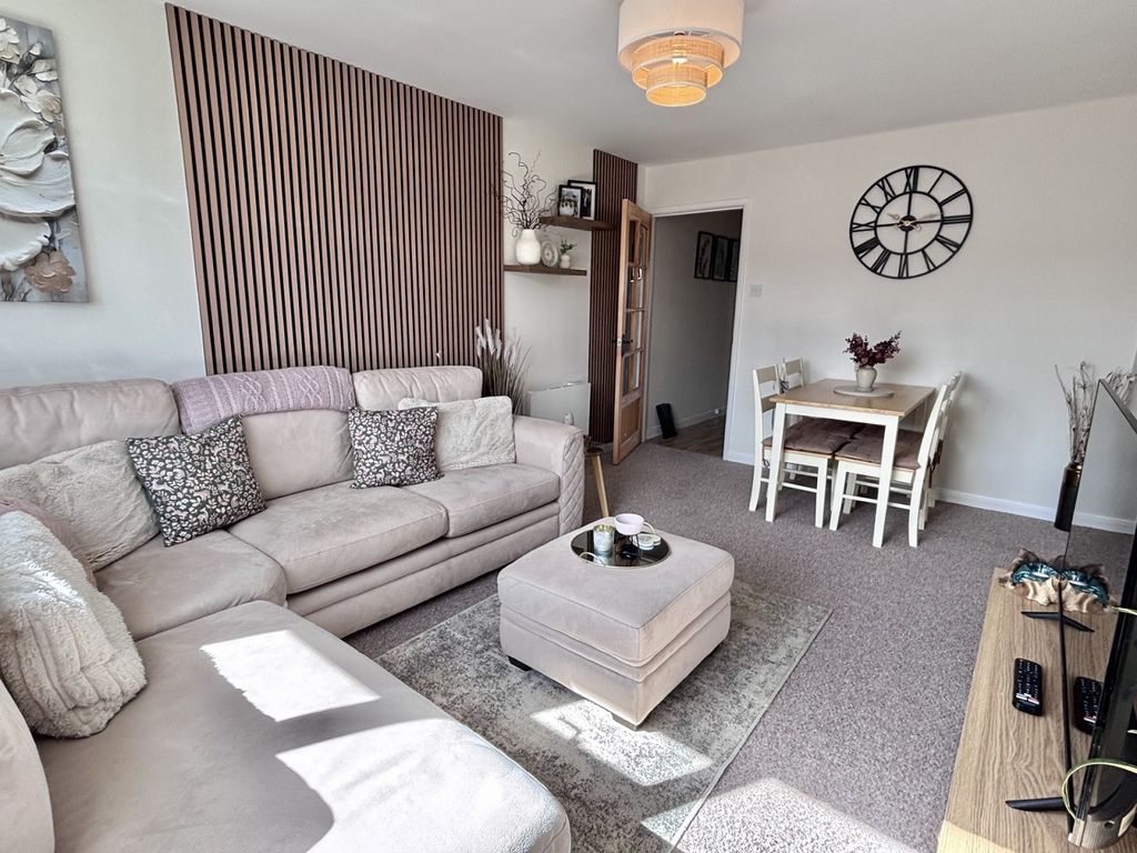 Property photo 3 of 12 Lounge