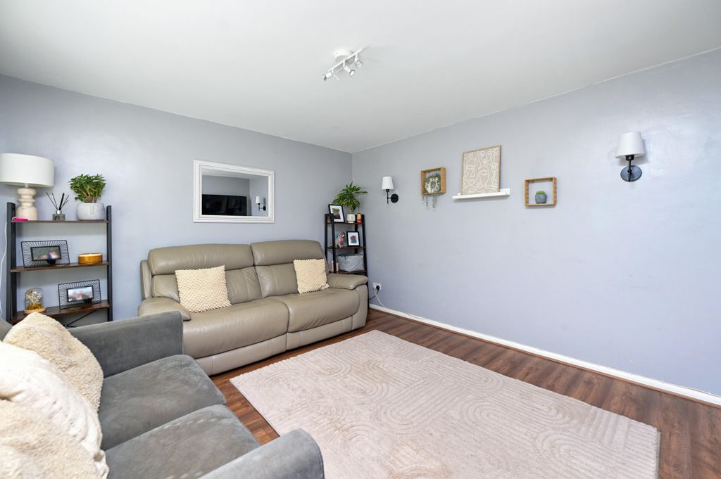 Property photo 3 of 9 72 Oxford Rd (6)