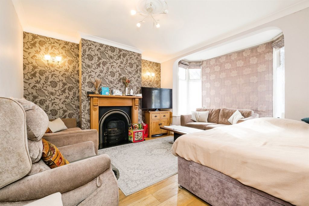 Property photo 2 of 23