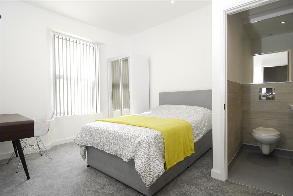 Property photo 2 of 10 34Bayswaterrd009.Jpg