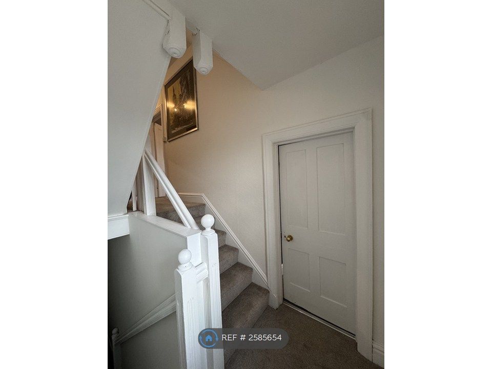 Property photo 2 of 18 Hallway
