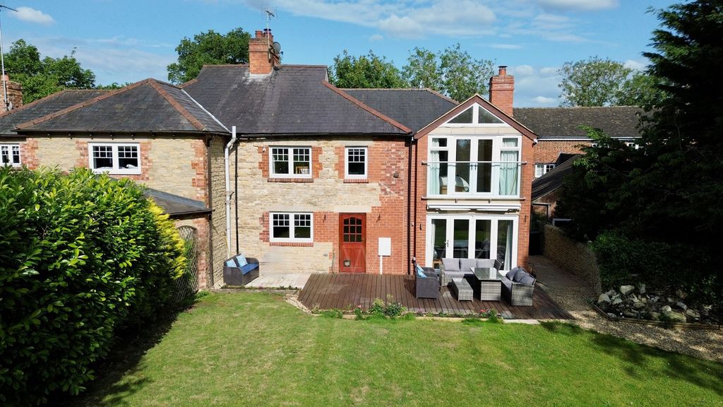 Property photo 2 of 33