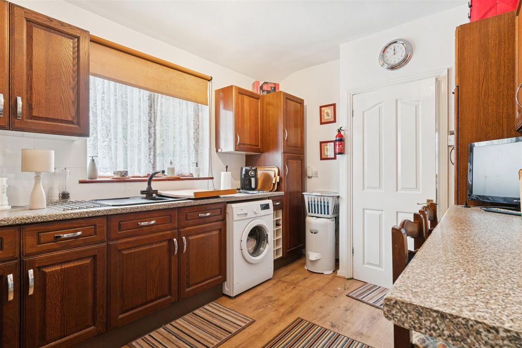 Property photo 3 of 7 890A Garratt Lane, London, Sw17 Kitchen 2.Jpg